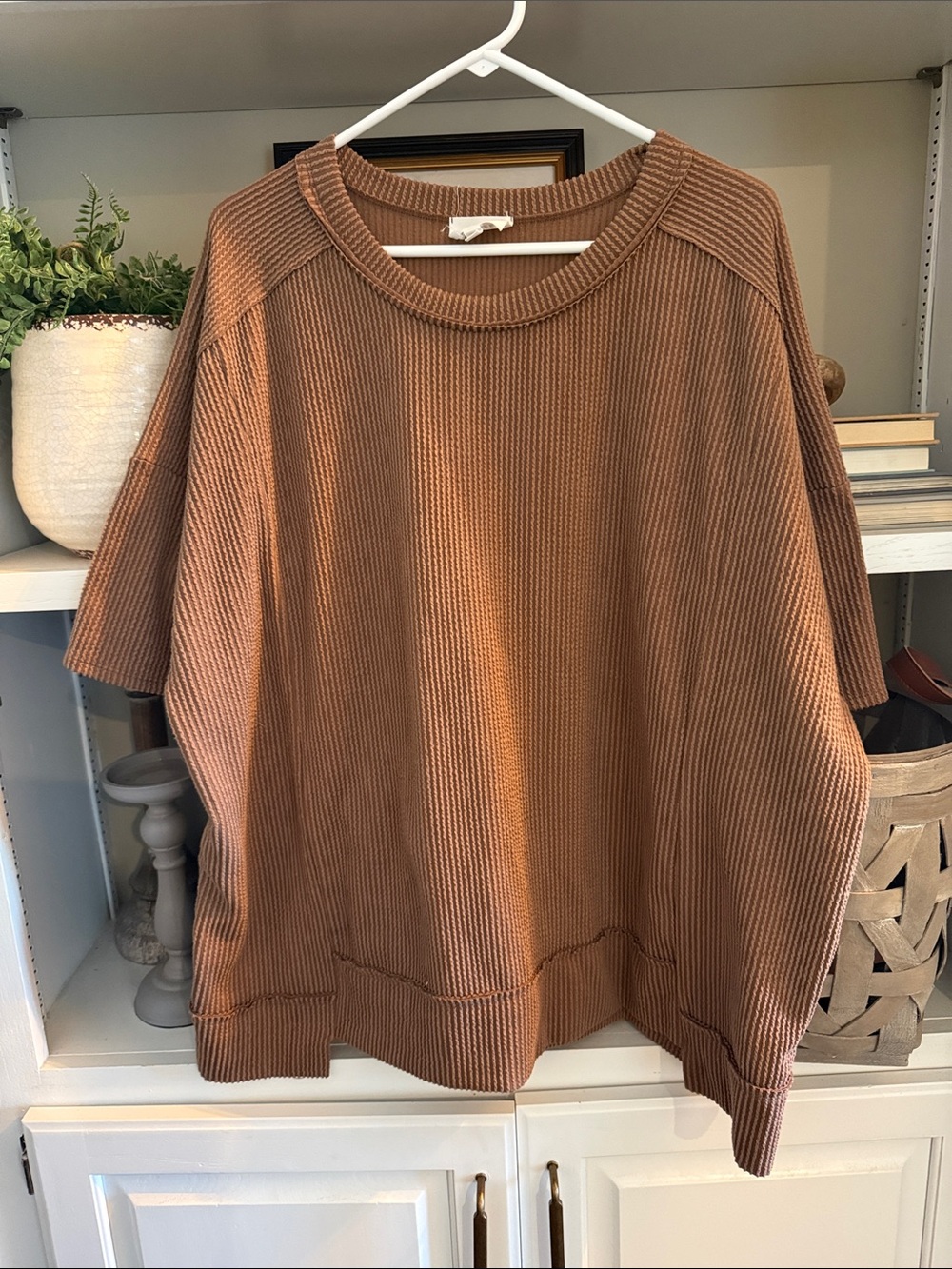 ANDREE BY UNIT Ribbed Crewneck Short-Sleeve Sweater — Brown